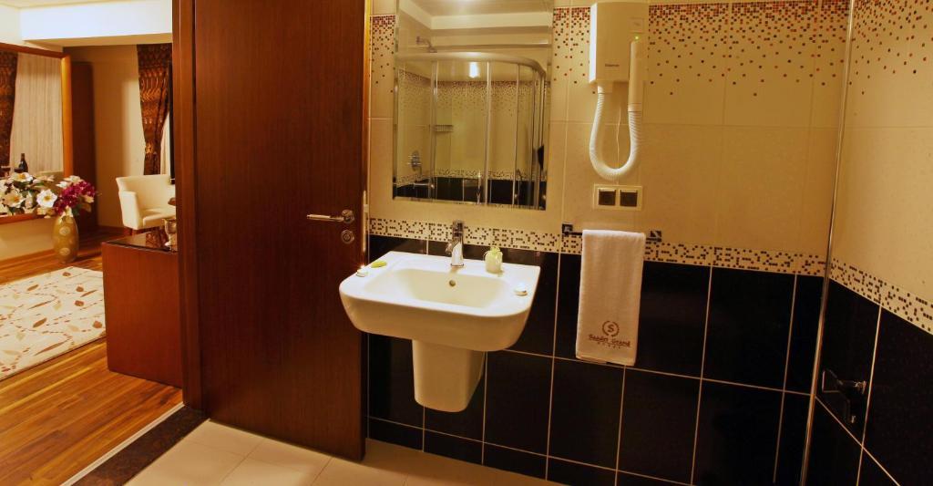 Saadet Grand Hotel Хатай Екстериор снимка